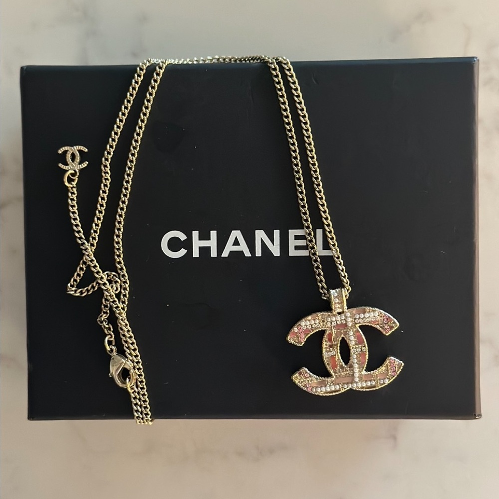 Chanel necklace pearl gold CC logo